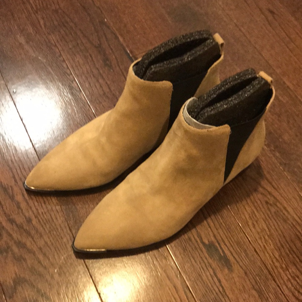 Marc Fisher Yale Chelsea boots 6M Beige